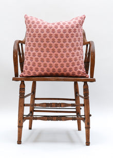  CUSHION FLOWER BUTI PINK
