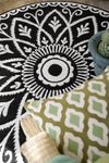 BLACK & WHITE ROUND