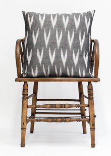  CUSHION LINEN CHARCOAL IKAT