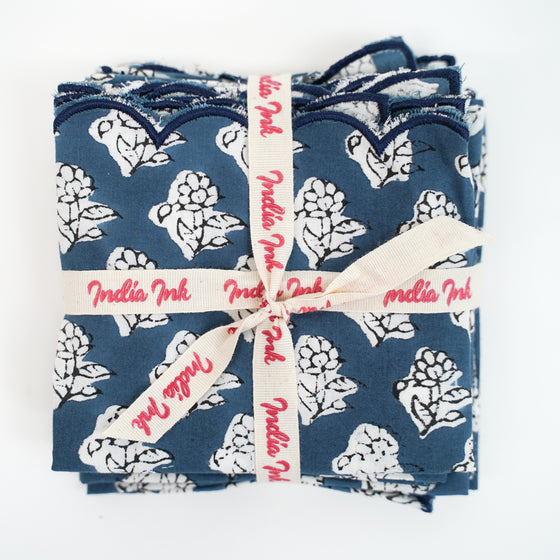 NAPKIN SET SCALLOPED PRETTY DAISY BLUE - India Ink Home Decor