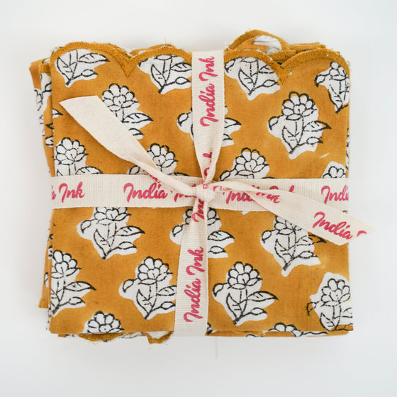NAPKIN SET SCALLOPED PRETTY DAISY MUSTARD - India Ink Home Decor