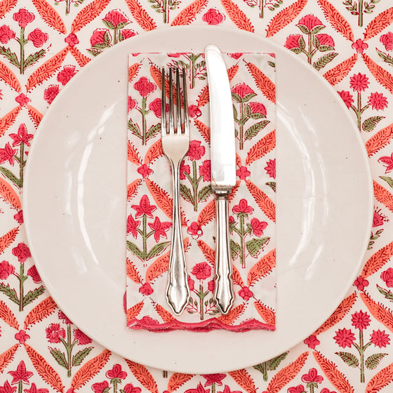 SCALLOPED NAPKIN FLOWER FORTRESS