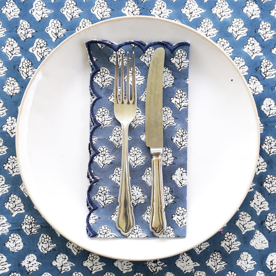 NAPKIN SET SCALLOPED PRETTY DAISY BLUE - India Ink Home Decor
